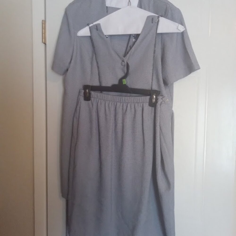 Skirt suit